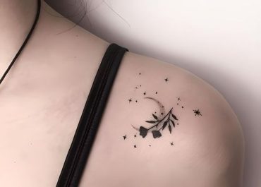 Tatuajes pequeños para mujer con ramificaciones artísticas en la clavícula