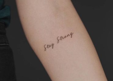Tatuajes pequeños para mujer con palabras de fortaleza