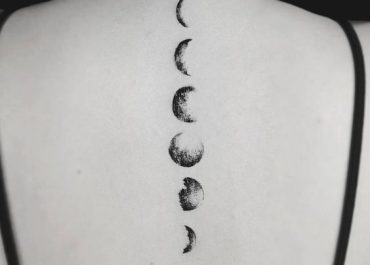 Tatuajes pequeños para mujer con ciclo lunar en la espalda