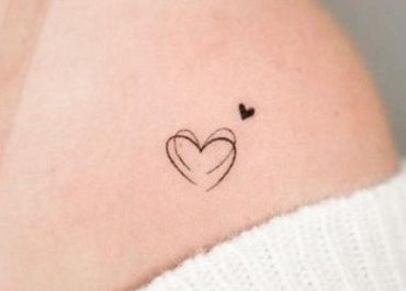 Tatuajes pequeños para mujer con corazones entrelazados