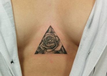 Tatuajes pequeños para mujer con puntillismo en el pecho