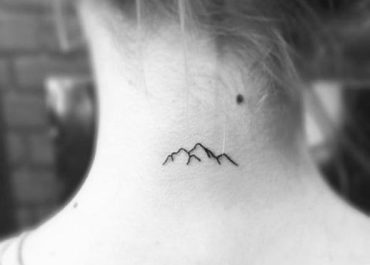Tatuajes pequeños para mujer con elevaciones montañosas en la espalda