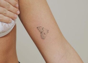 Tatuajes pequeños para mujer con efectos de sombreado en el brazo