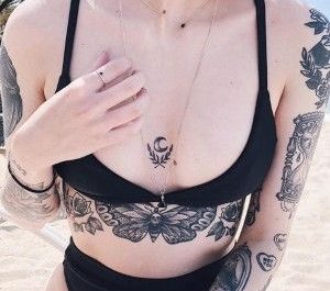 Tatuajes pequeños para mujer con sombreados suaves en el pecho