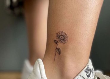 Tatuajes pequeños para mujer con arte en el tobillo