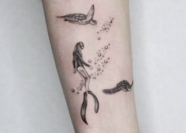 Tatuajes pequeños para mujer con figuras marinas en el brazo