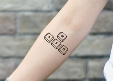 Tatuajes pequeños para mujer con elementos de videojuegos
