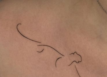 Tatuajes pequeños para mujer con figuras felinas en la clavícula