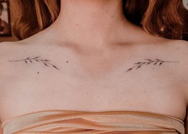 Tatuajes pequeños para mujer en la clavícula que destacan
