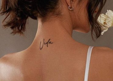 Tatuajes pequeños para mujer con letras destacadas en la espalda