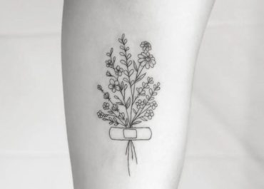 Tatuajes pequeños para mujer con arte floral en el brazo