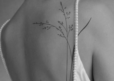 Tatuajes pequeños para mujer con botánica en la espalda