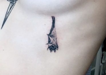Tatuajes pequeños para mujer con arte gótico en el pecho