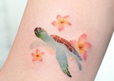 Tatuajes pequeños para mujer con criaturas acuáticas en el antebrazo