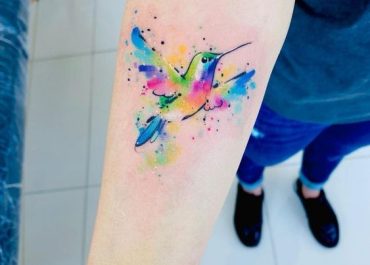 Tatuajes pequeños para mujer con explosiones de color