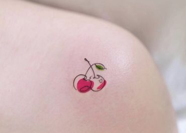 Tatuajes pequeños para mujer con toque cereza en la clavícula