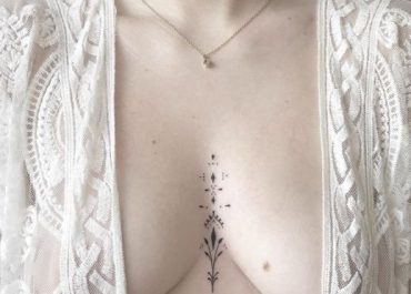 Tatuajes pequeños para mujer en el pecho que embellecen