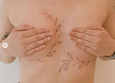 Tatuajes pequeños para mujer con líneas finas en el pecho
