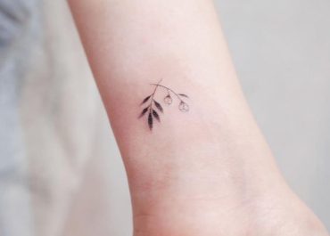 Tatuajes pequeños para mujer con naturaleza minúscula