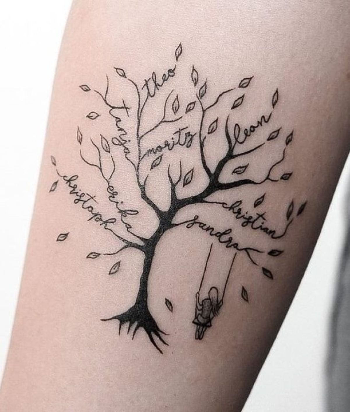Tatuaje árbol de la vida minimalista - Tattoo Shop Madrid