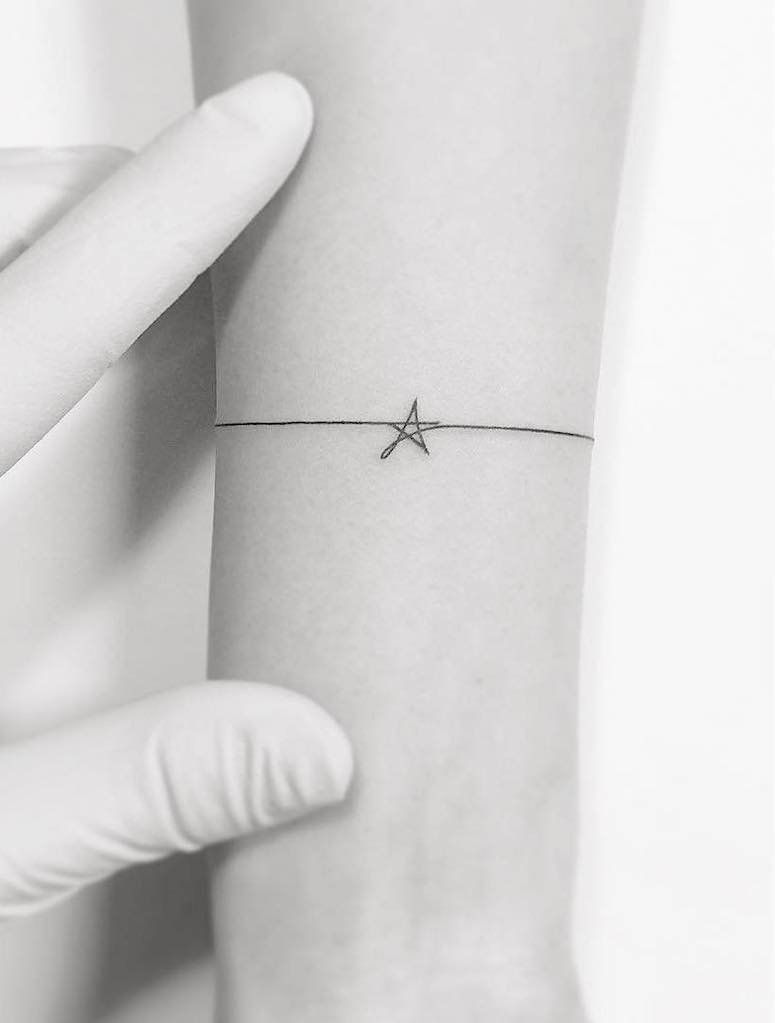 Tatuaje estrella minimalista