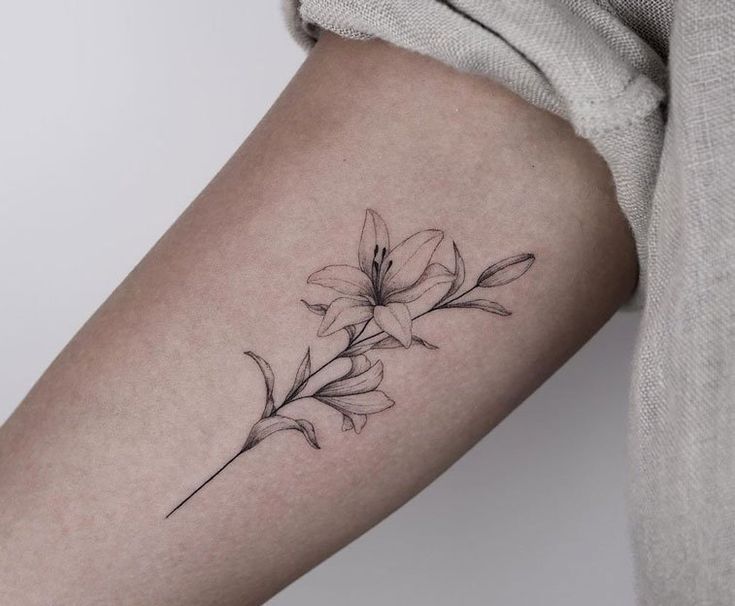 Tatuaje flor minimalista