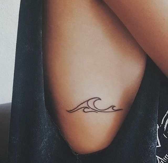 Tatuaje mar minimalista