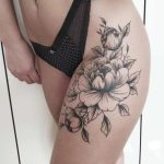 Tatuajes pequeños en el muslo para mujeres