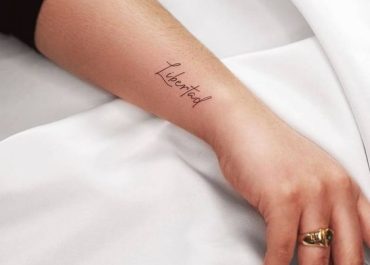 Tatuajes pequeños para mujer con celebración de vida en el antebrazo