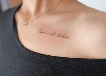 Tatuajes pequeños para mujer con juegos de palabras creativos en la clavícula