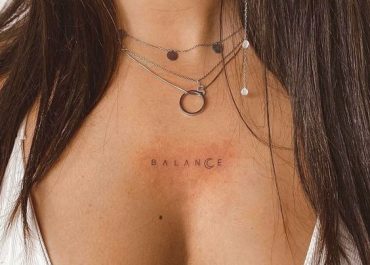 Tatuajes pequeños para mujer con mensajes cautivadores en el pecho