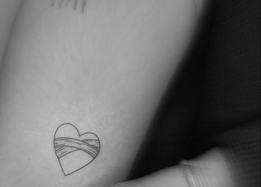 Tatuajes pequeños para mujer con corazón resiliente