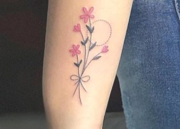 Tatuajes pequeños para mujer con flores frescas en el brazo