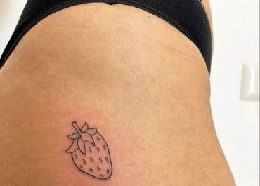 Tatuajes pequeños para mujer con frutas silvestres en el muslo