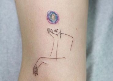 Tatuajes pequeños para mujer con abstractos artísticos
