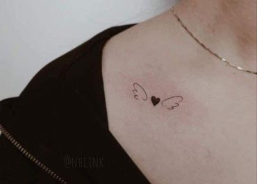 Tatuajes pequeños para mujer con ángeles guardianes en la clavícula