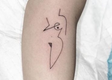 Tatuajes pequeños para mujer con simbolismo abstracto