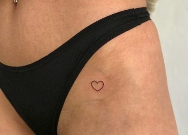 Tatuajes pequeños para mujer con corazones delicados en el muslo