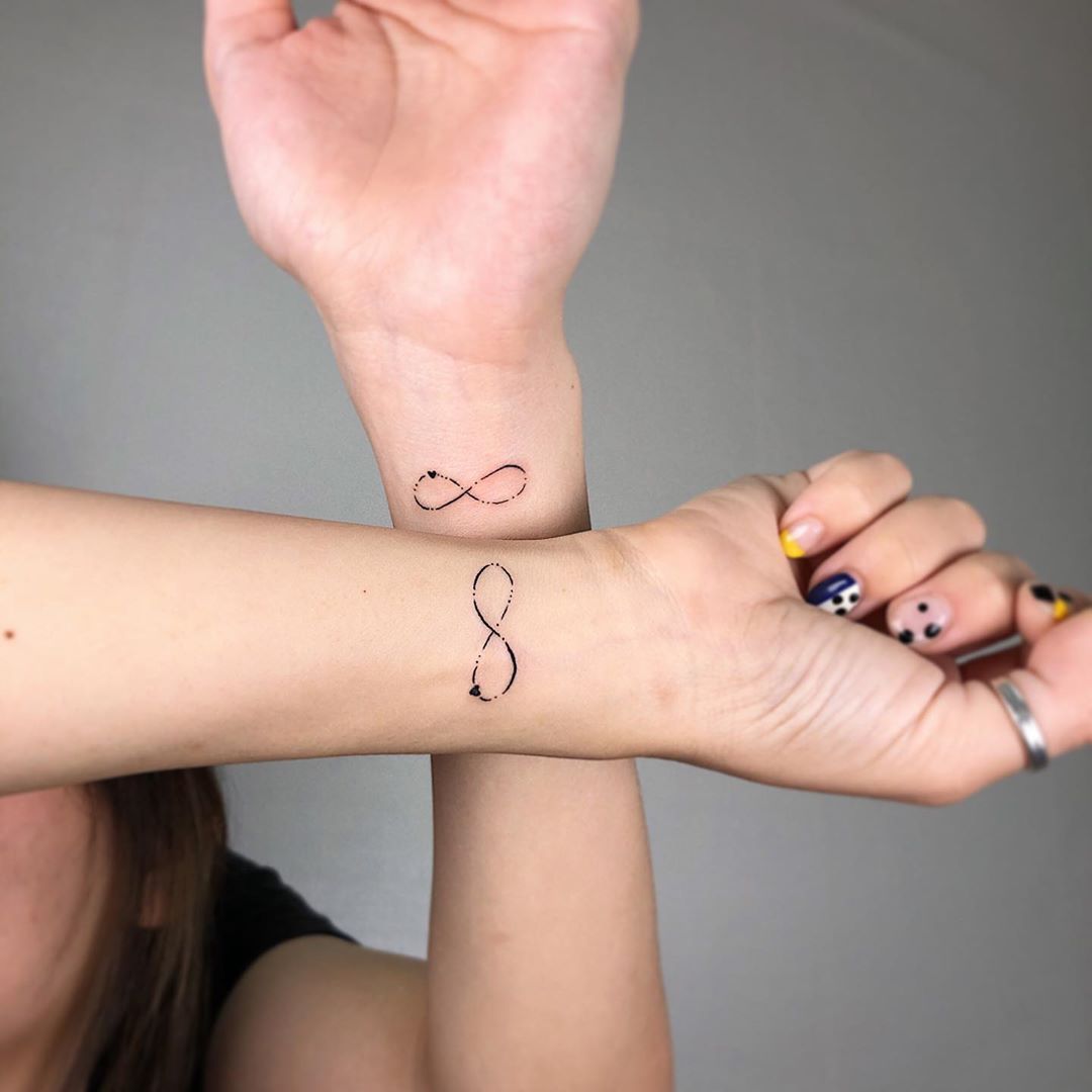 Tatuaje infinito pequeño