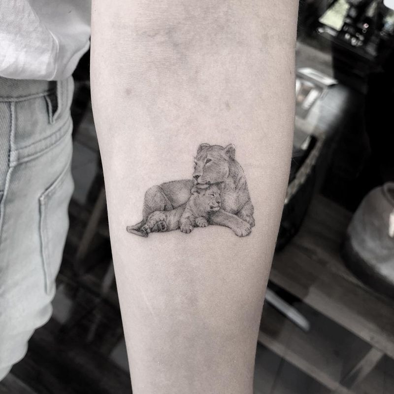 Tatuaje leona y cachorro pequeño