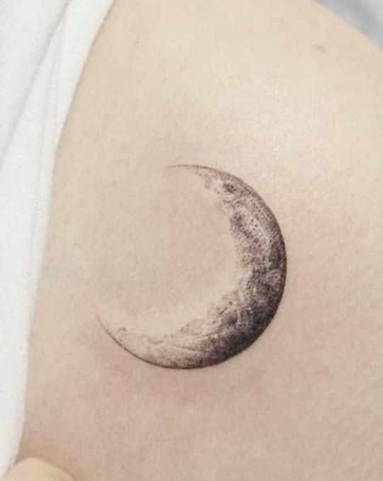 Tatuaje luna minimalista