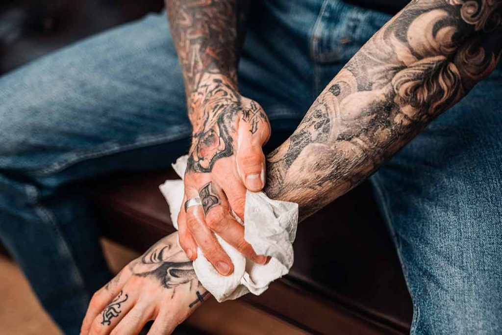 Cómo limpiar correctamente un tatuaje recién hecho