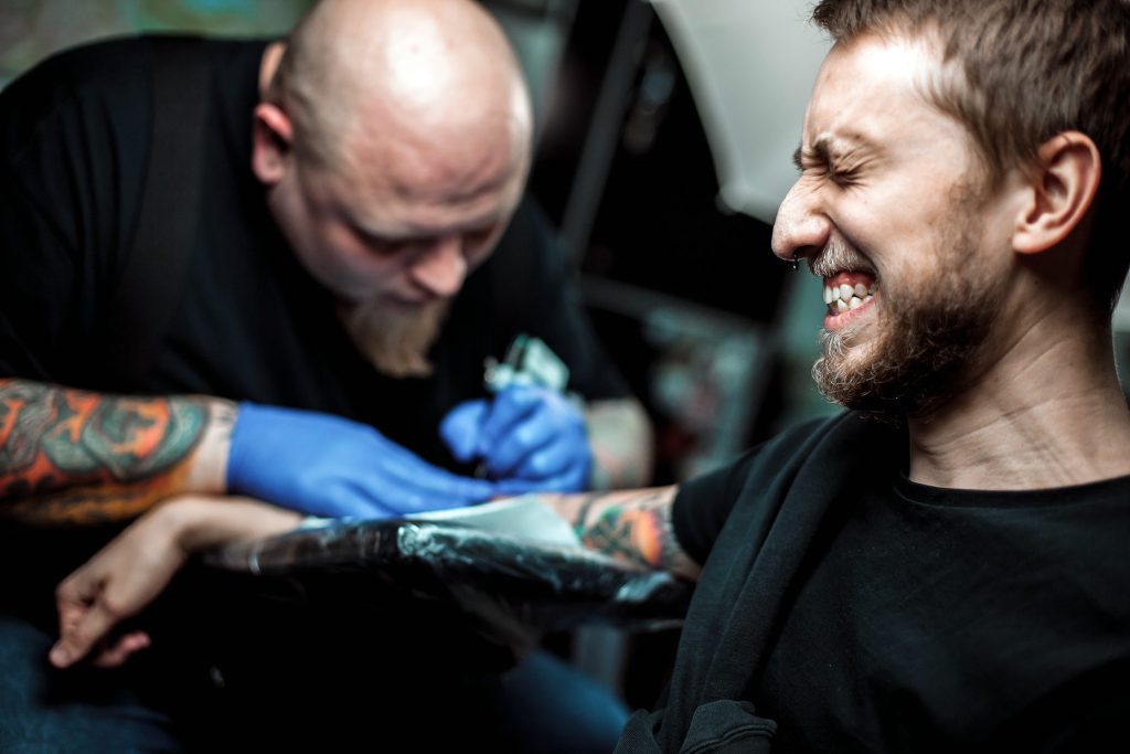¿Te duele Cómo manejar el dolor al hacerte un tatuaje