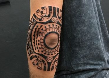 Tatuajes en el codo para hombres
